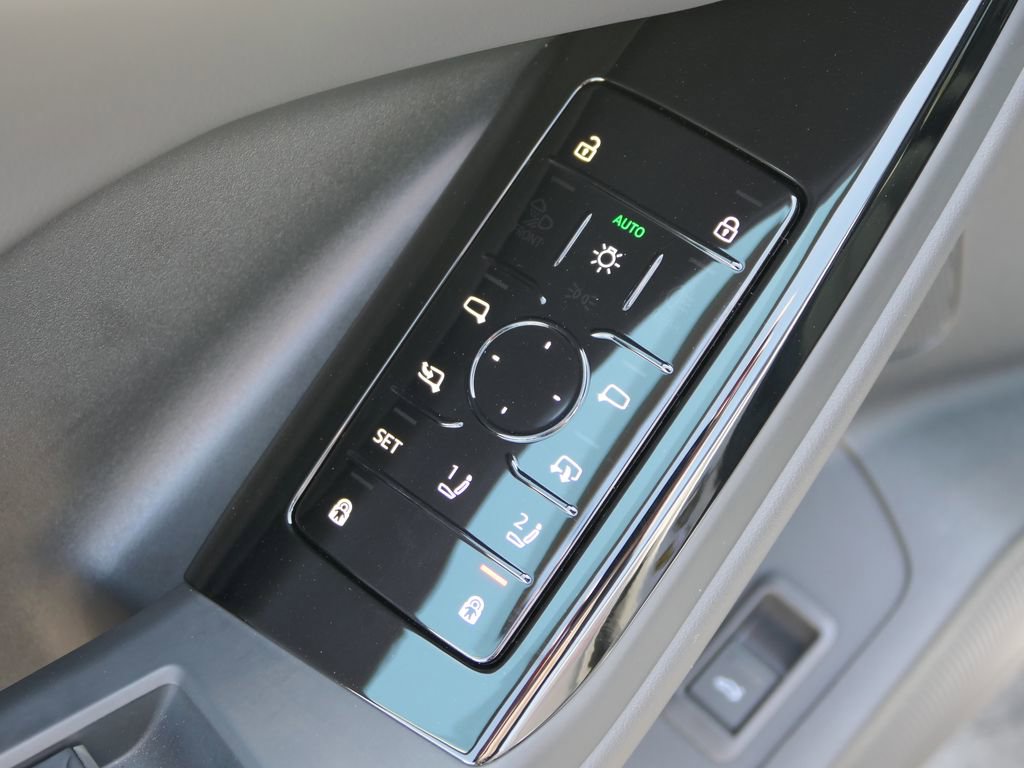 Used 2025 Audi Q6 e-tron Premium image 11