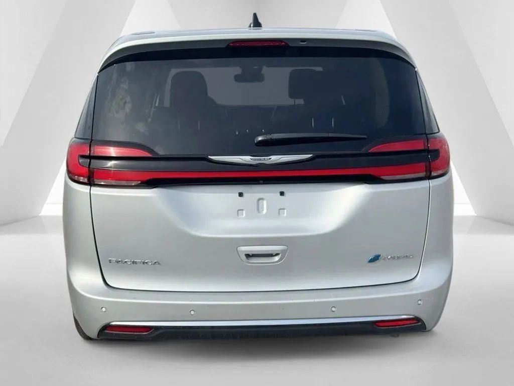 Used 2023 Chrysler Pacifica Touring-L image 6