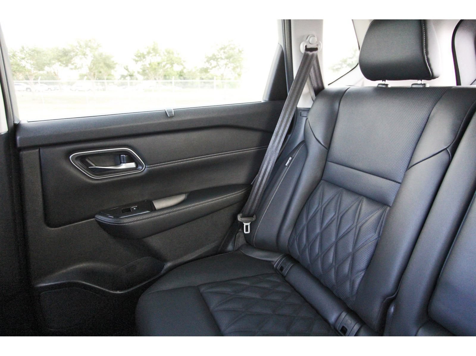 Certified 2025 Nissan Rogue Platinum w/ Tech Package FWD image 14