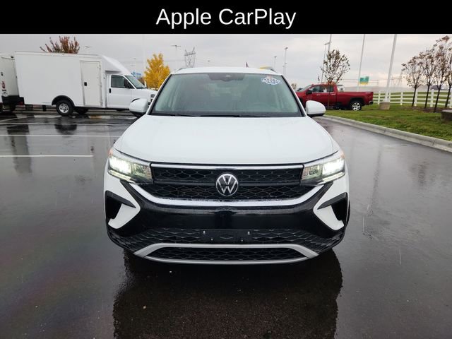 Used 2024 Volkswagen Taos SE image 2