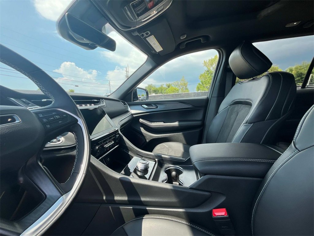 New 2025 Jeep Grand Cherokee Altitude image 10