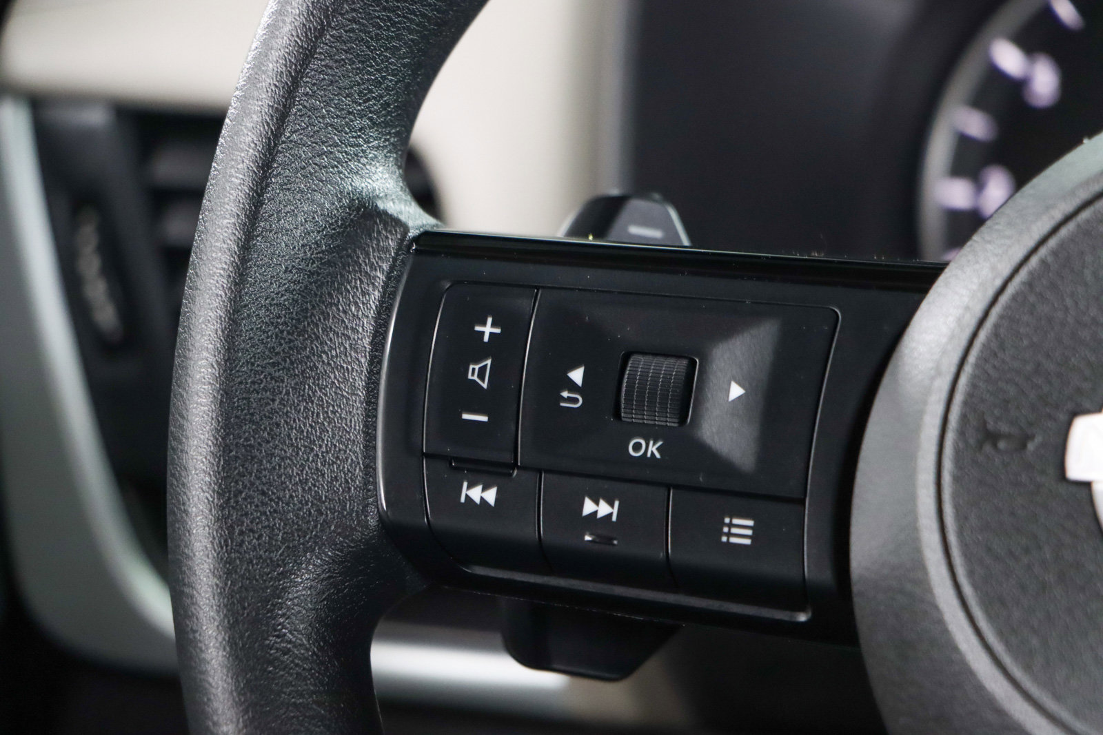 Used 2023 Nissan Rogue SV image 13