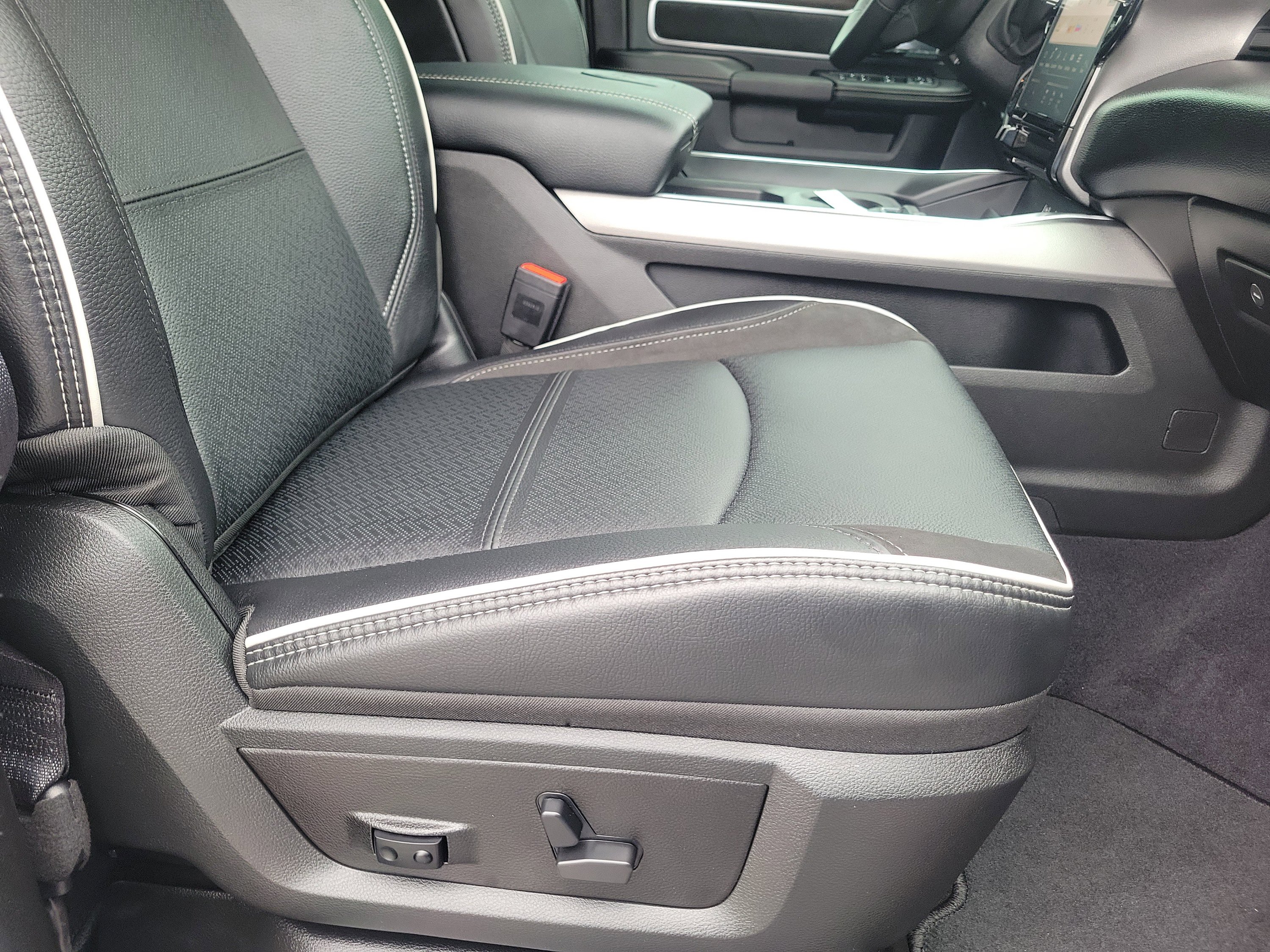 New 2026 RAM 2500 Laramie AWD/4WD image 19
