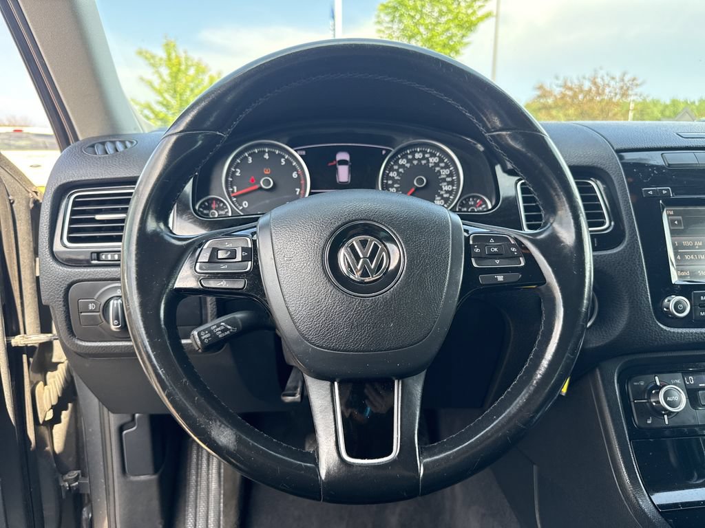 Used 2014 Volkswagen Touareg Sport AWD/4WD image 17