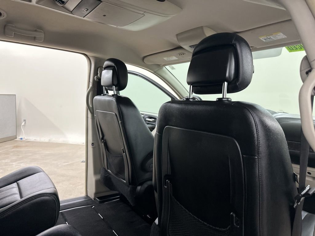 Used 2016 Chrysler Town & Country Touring image 21