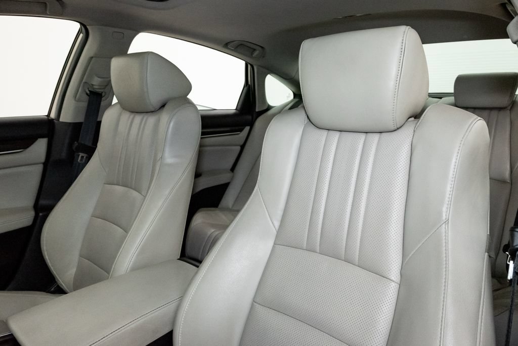 Used 2018 Honda Accord Touring image 12