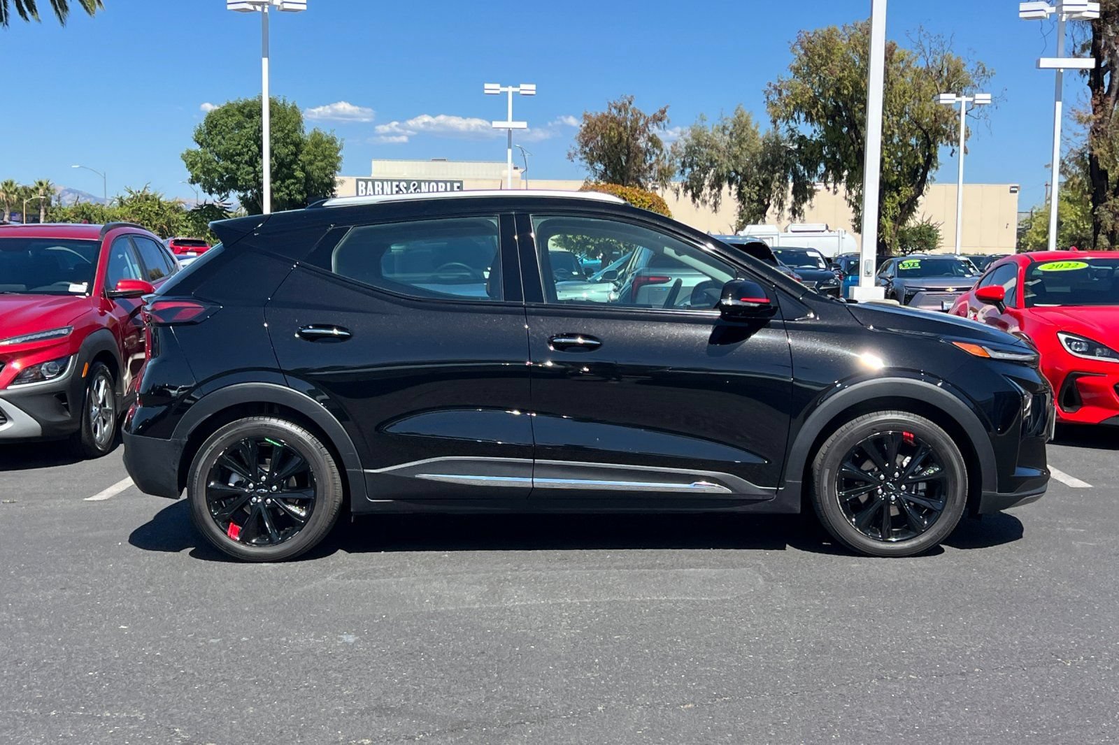 Used 2023 Chevrolet Bolt EUV Premier w/ Sun & Sound Package FWD image 4