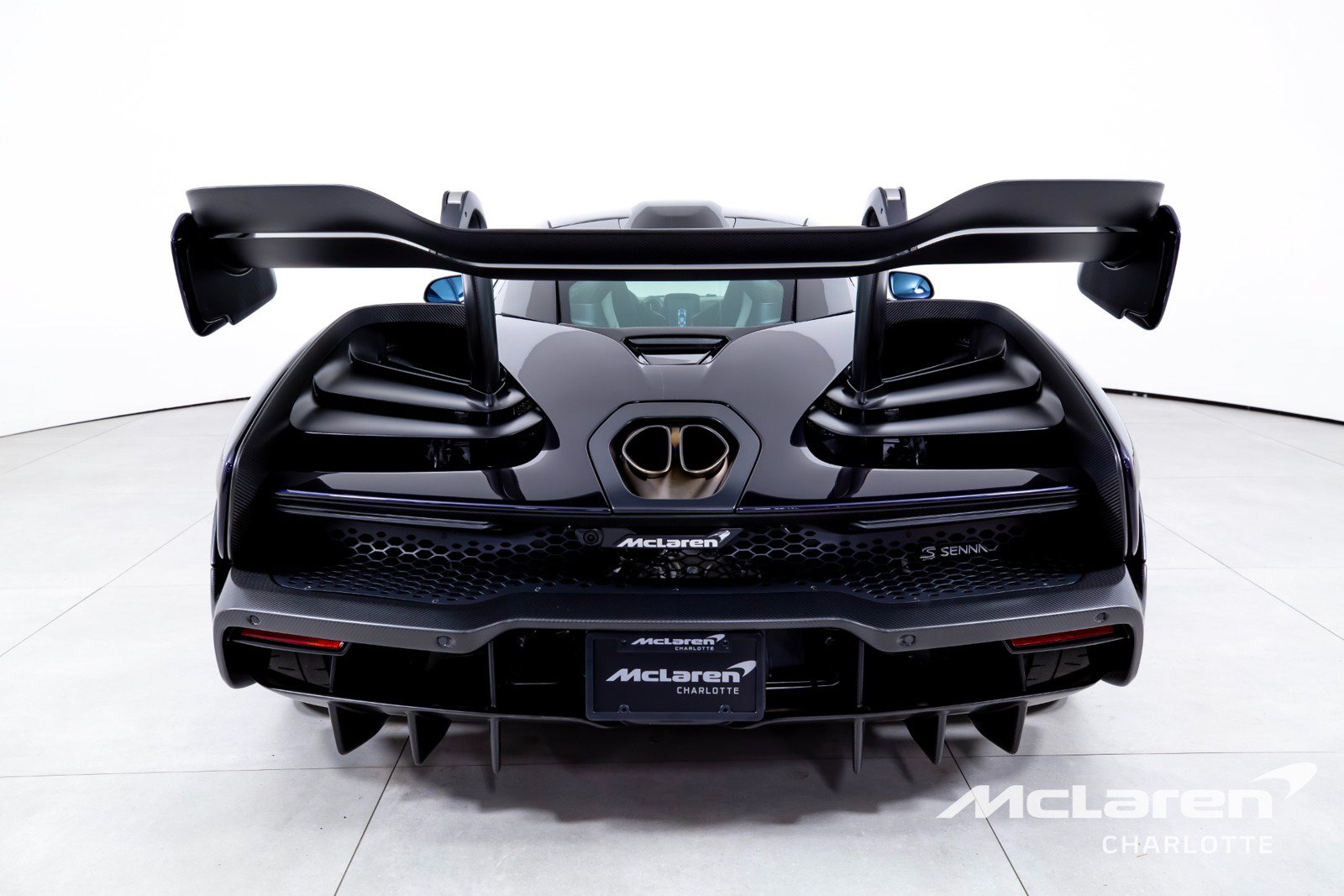 Used 2019 McLaren Senna RWD image 8