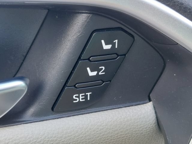 Used 2019 Toyota RAV4 Limited AWD/4WD image 17