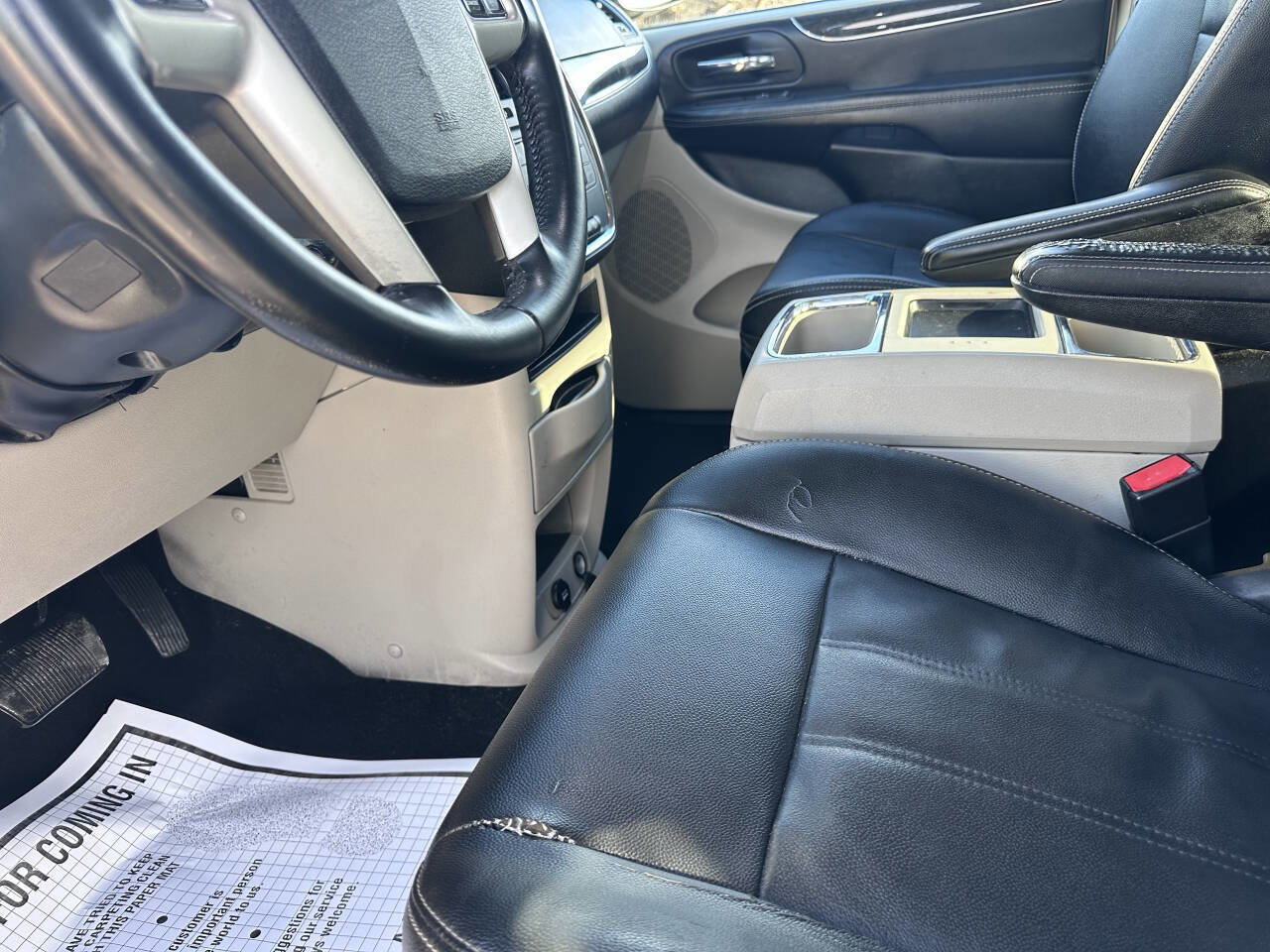 Used 2016 Chrysler Town & Country Touring image 3