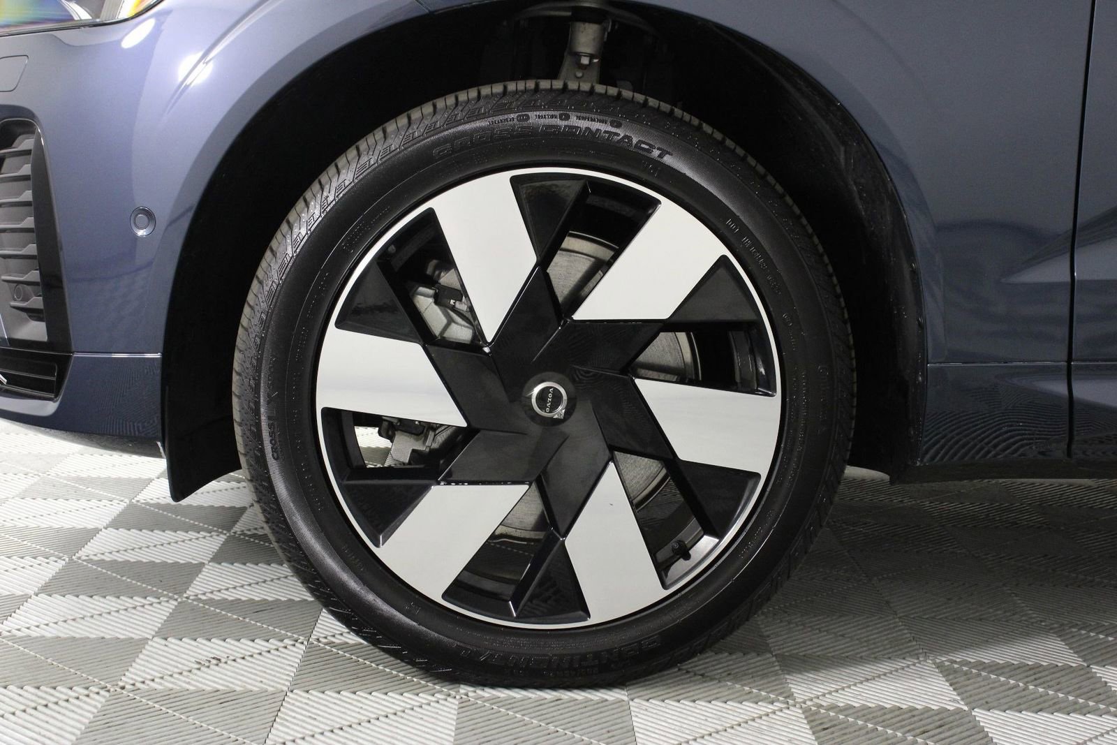 Certified 2025 Volvo XC60 T8 Plus w/ Protection Package Premier image 28