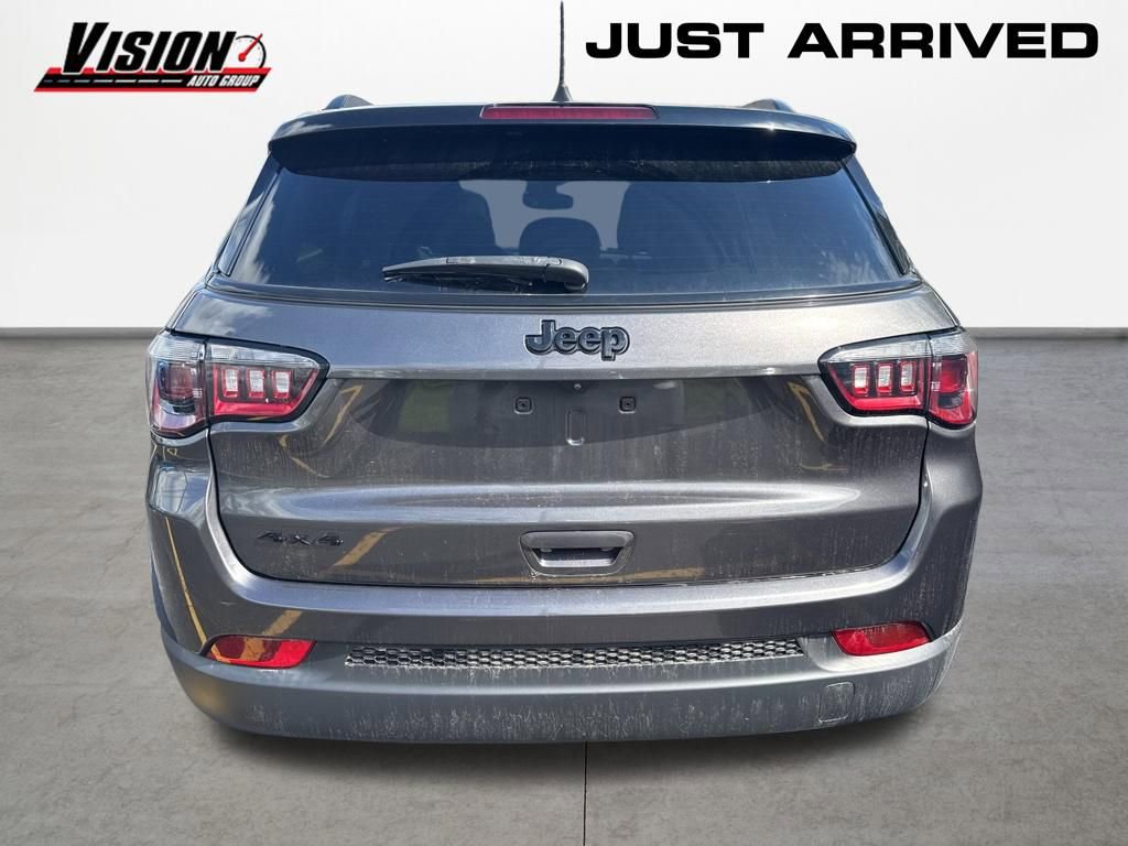 Used 2022 Jeep Compass Latitude w/ Sun and Sound Group AWD/4WD image 5