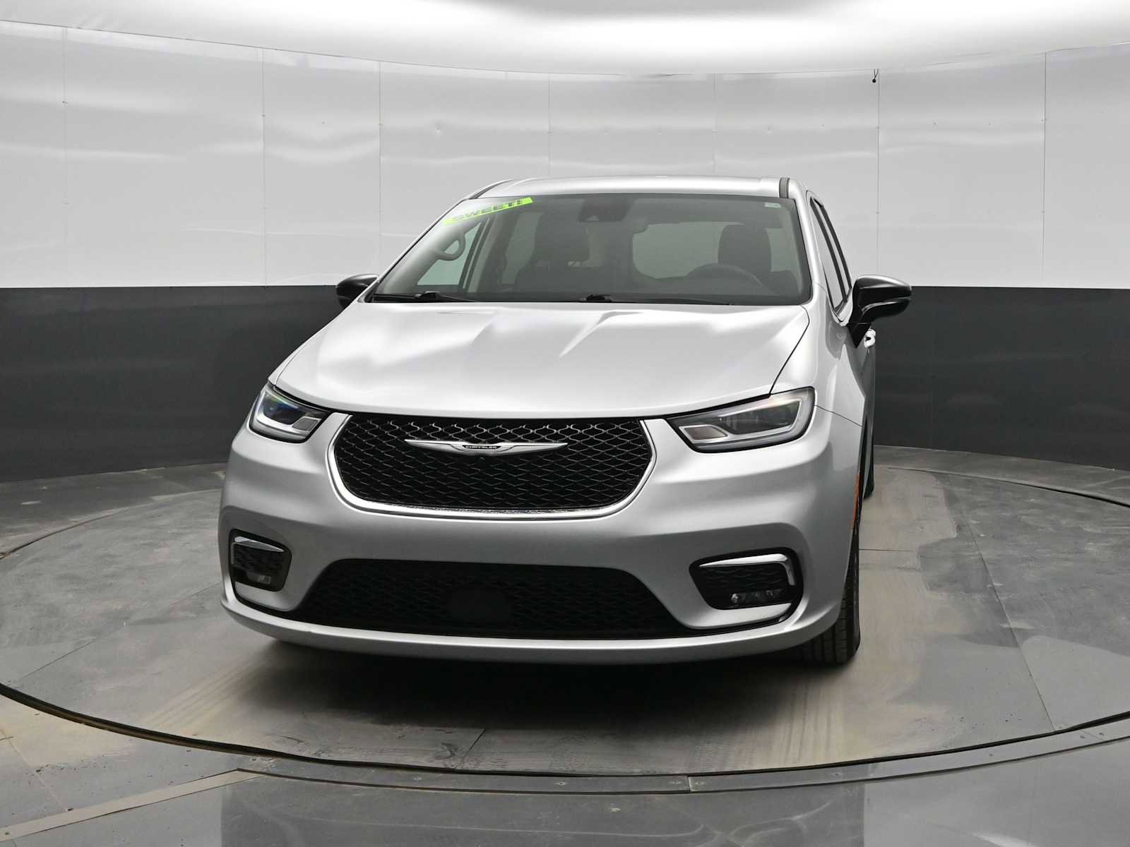 Used 2024 Chrysler Pacifica Touring-L image 3