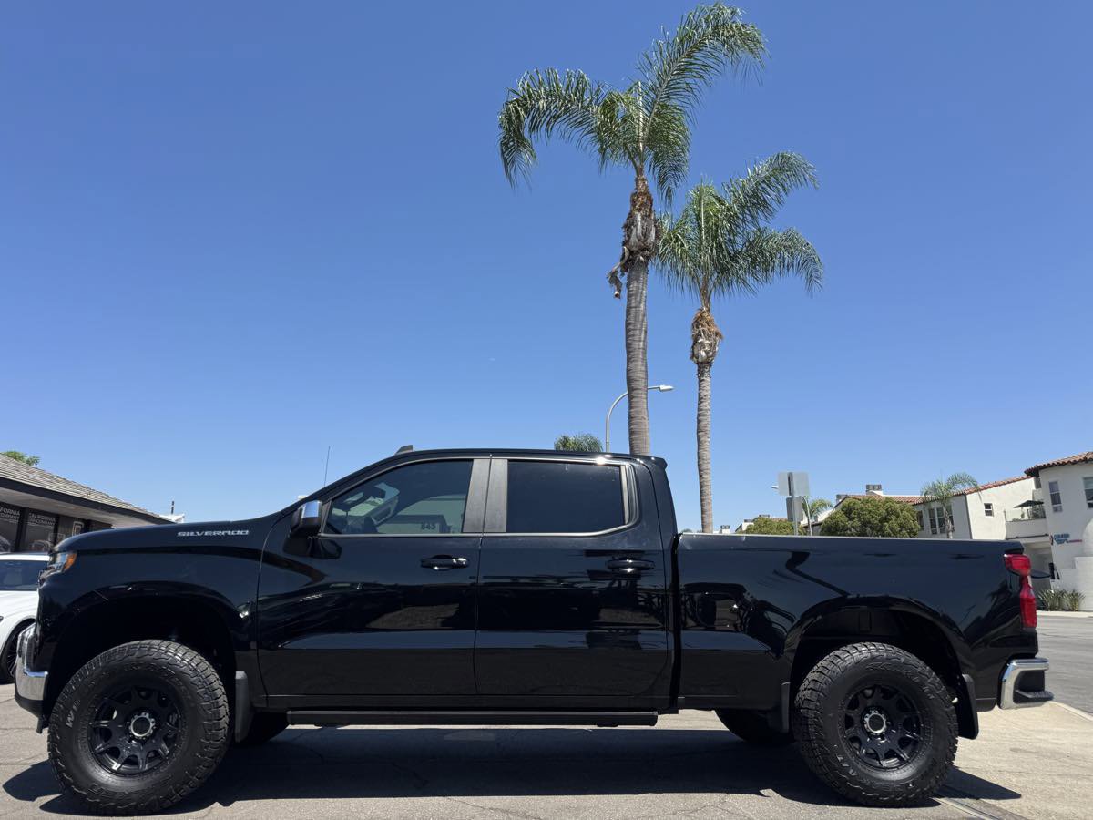 Used 2021 Chevrolet Silverado 1500 LT w/ Convenience Package II image 2