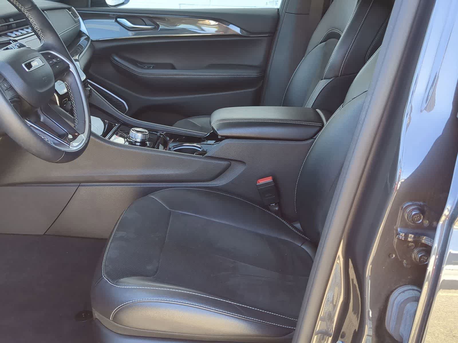 Used 2022 Jeep Grand Cherokee L Laredo AWD/4WD image 16