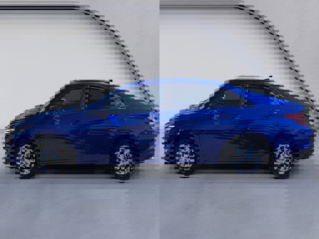 Used 2022 Hyundai Elantra SE image 2