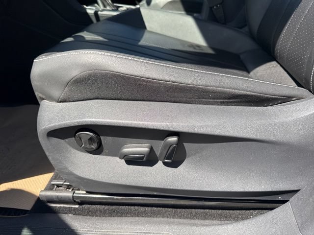 Used 2023 Volkswagen Tiguan SE w/ Panoramic Sunroof Package FWD image 11