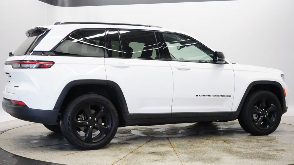 Certified 2023 Jeep Grand Cherokee Limited w/ Black Appearance Package image 6