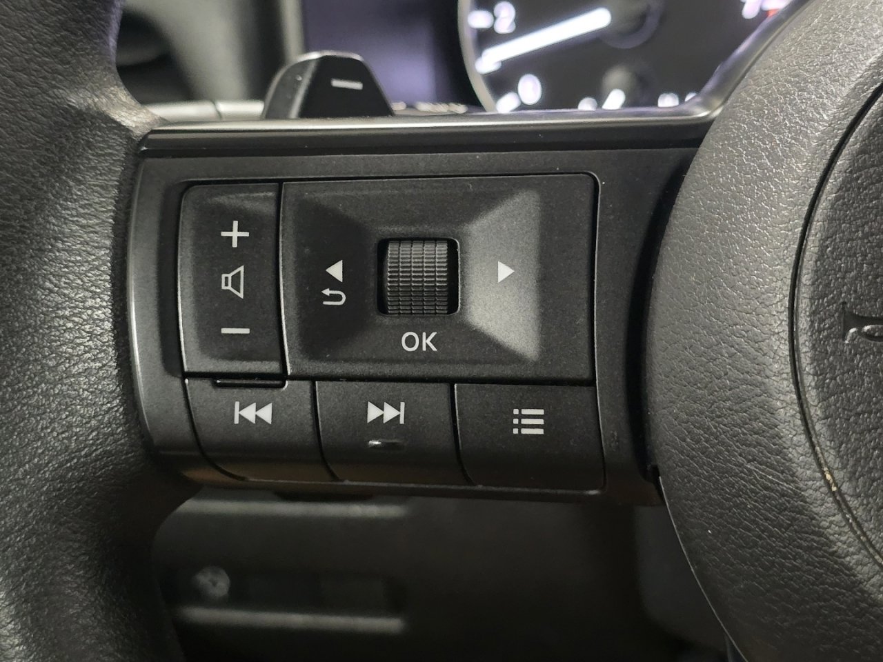 Used 2024 Nissan Rogue S image 32