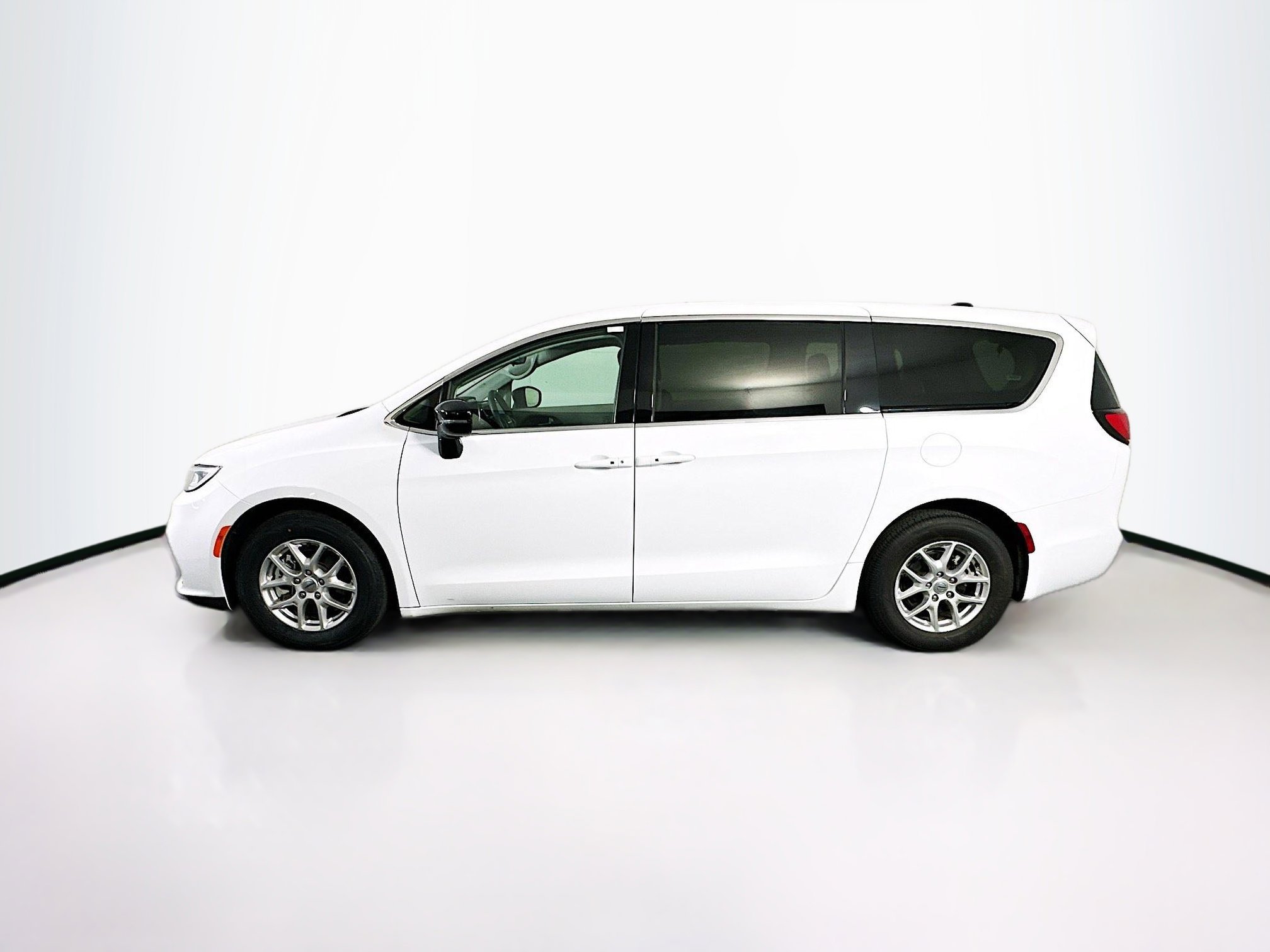 Used 2024 Chrysler Pacifica Touring-L image 4