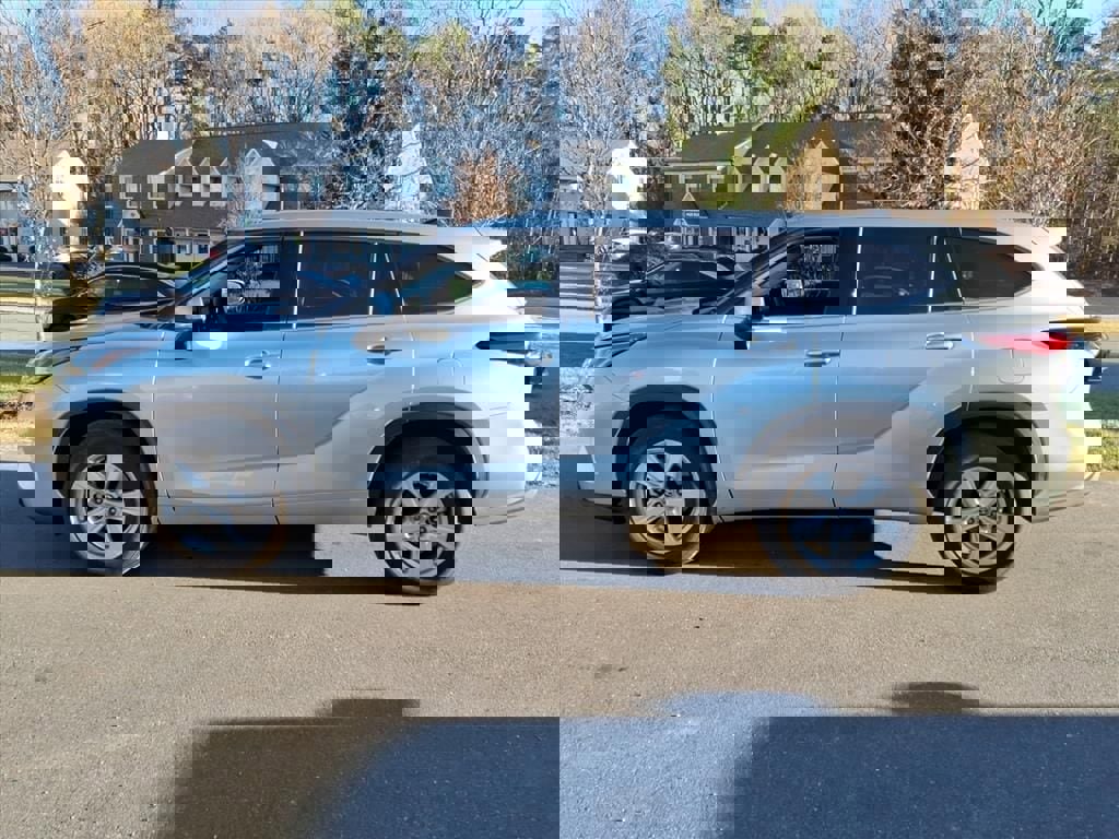 Used 2022 Toyota Highlander L image 22