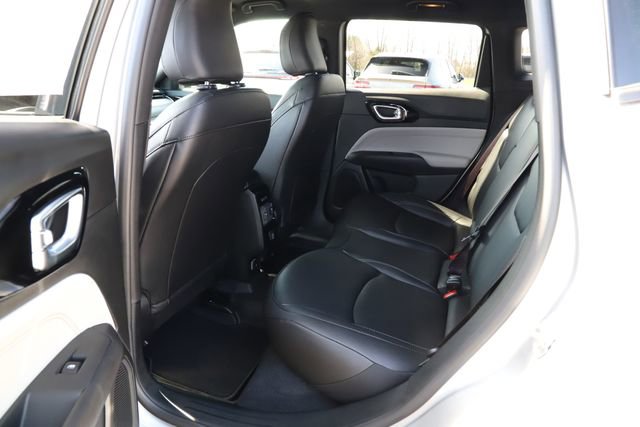 Used 2025 Jeep Compass Limited image 17