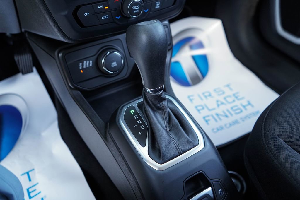 Used 2021 Jeep Renegade Latitude AWD/4WD image 31