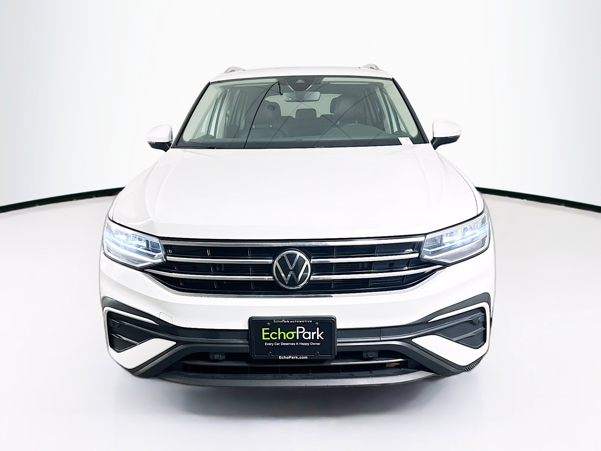 Used 2022 Volkswagen Tiguan SE w/ Panoramic Sunroof Package FWD image 3