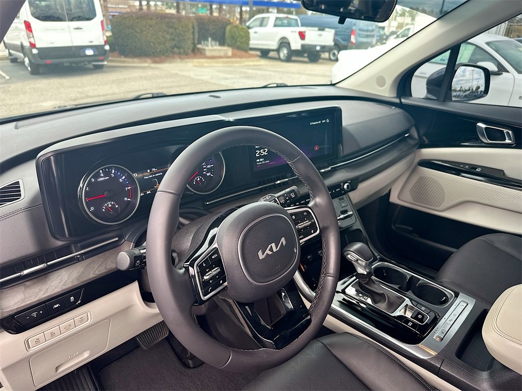 Used 2024 Kia Carnival EX image 10