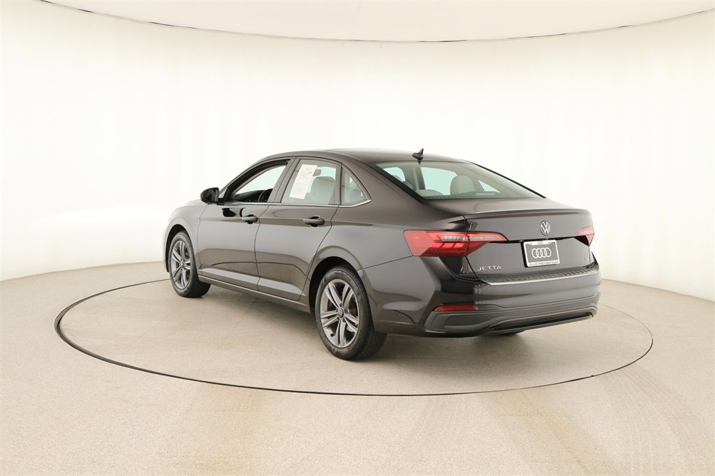 Used 2023 Volkswagen Jetta SE image 4