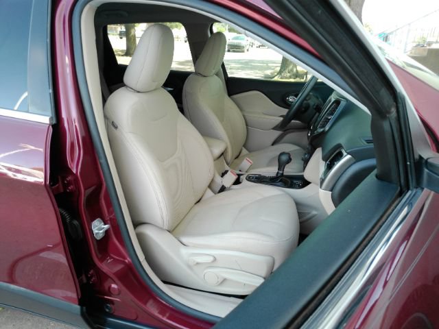Used 2019 Jeep Cherokee Latitude w/ Popular Appearance Group FWD image 18
