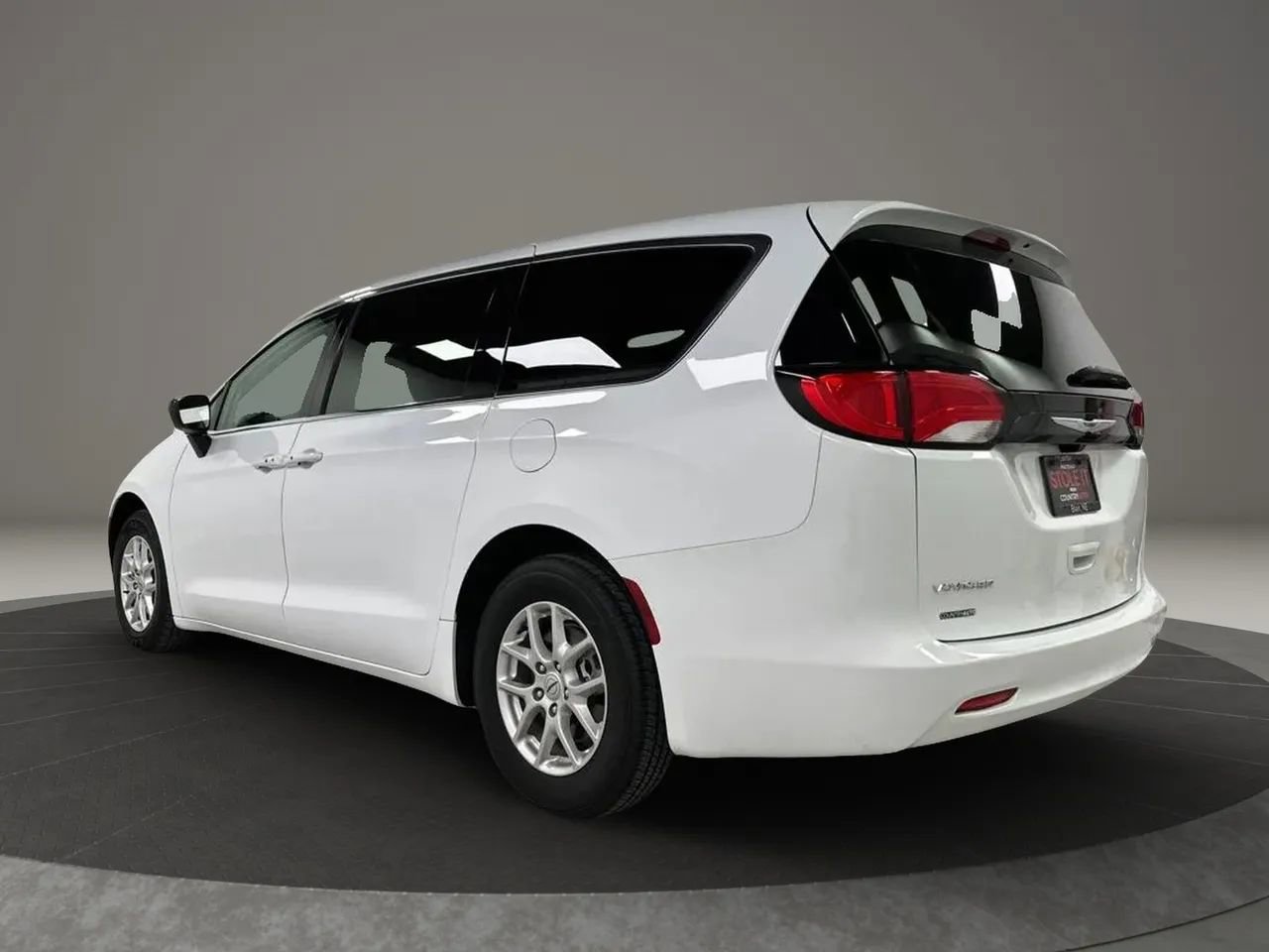 Used 2024 Chrysler Voyager LX image 3