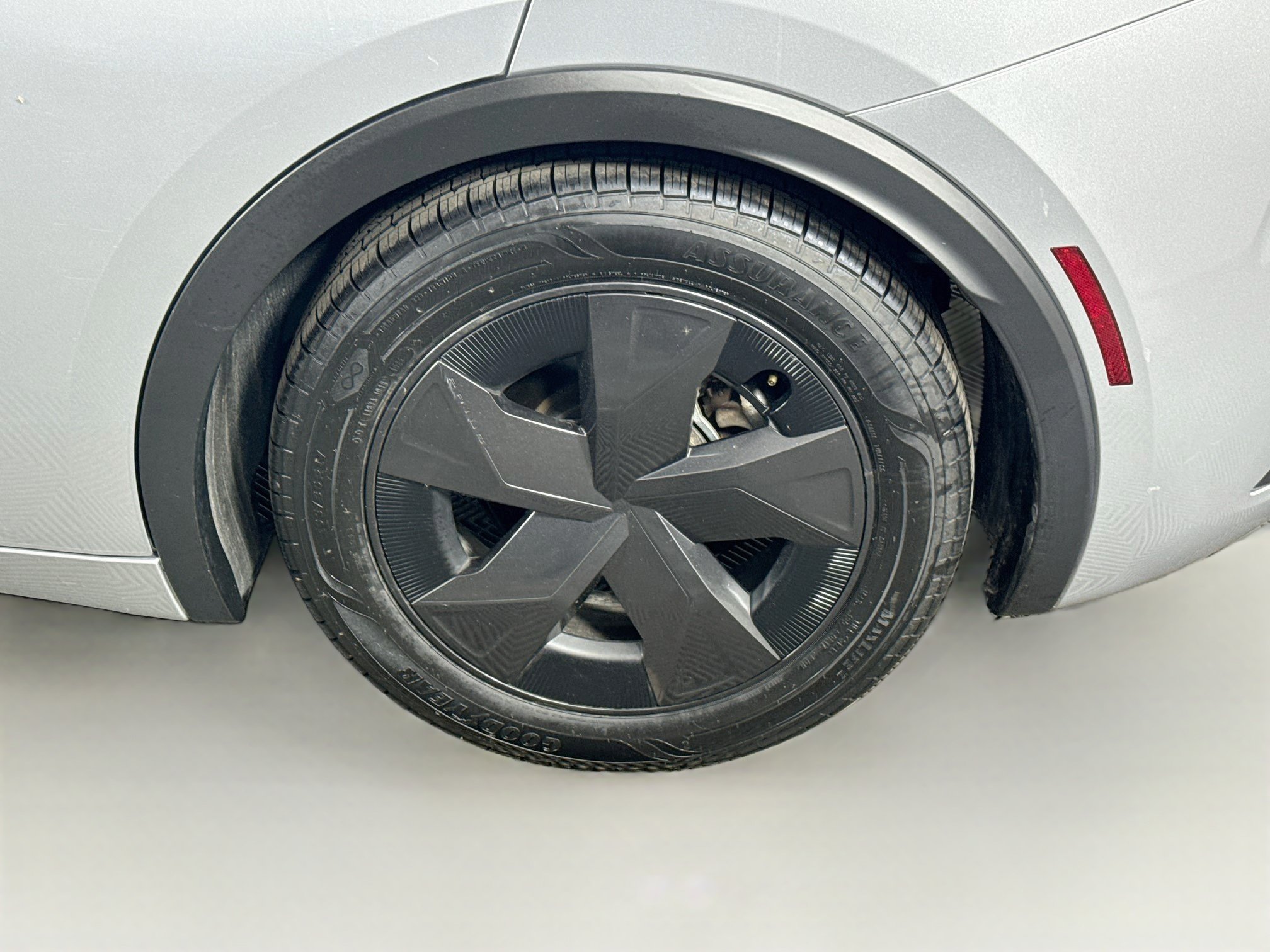Certified 2025 Toyota Prius LE FWD image 9