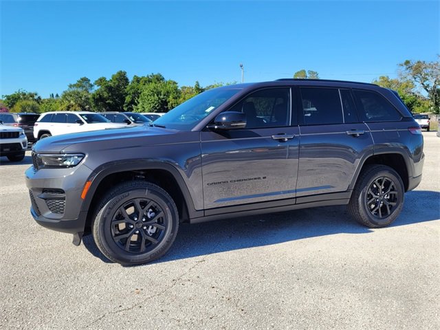 Used 2025 Jeep Grand Cherokee Altitude image 3