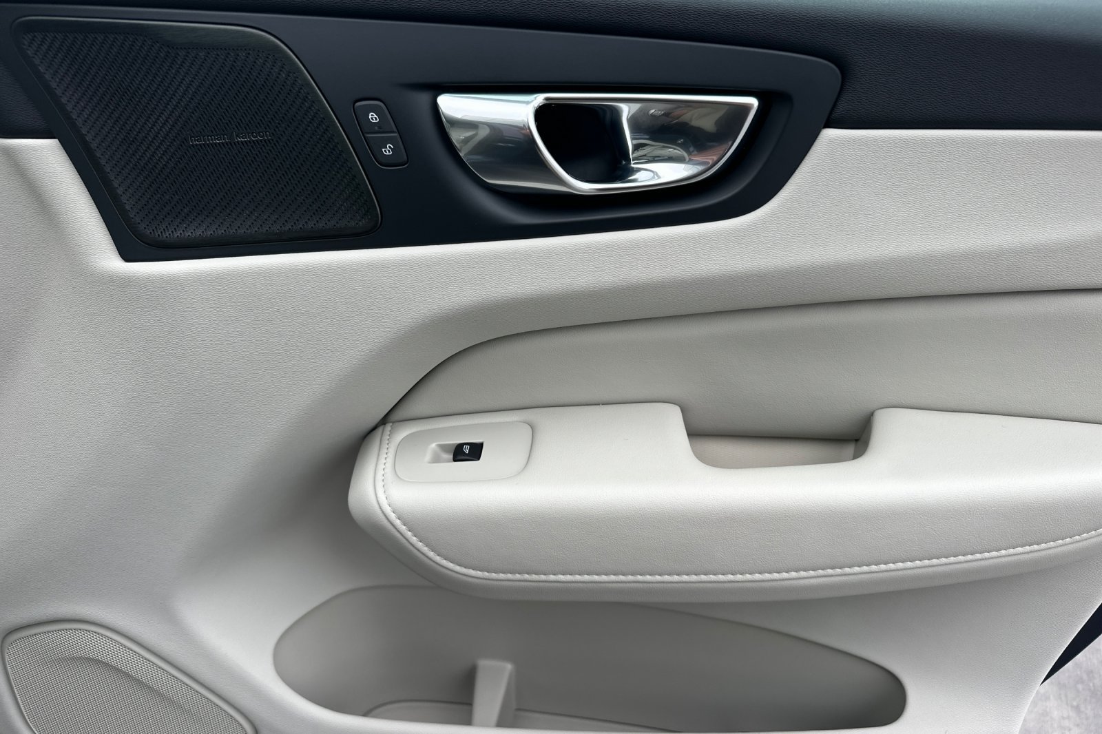 Certified 2023 Volvo XC60 B5 Plus w/ Protection Package Premier FWD image 19