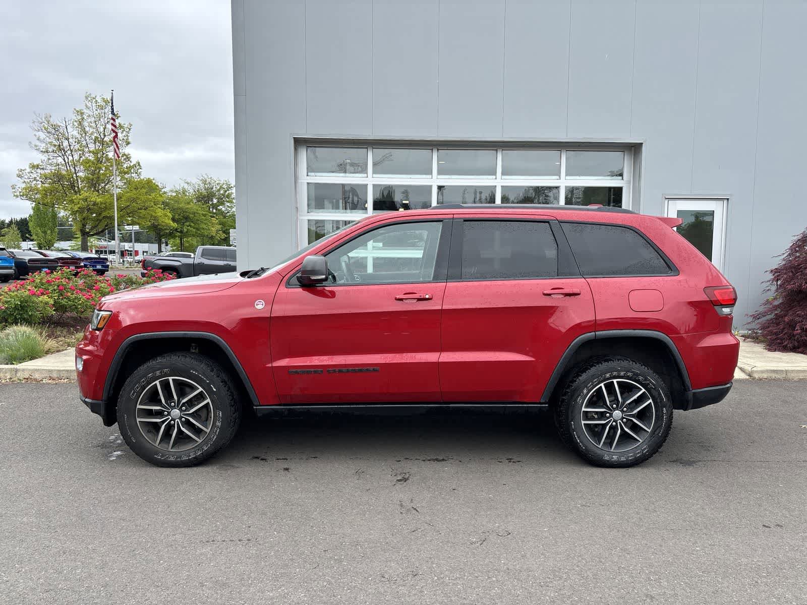 Used 2017 Jeep Grand Cherokee Trailhawk w/ Trailhawk Luxury Group AWD/4WD image 2