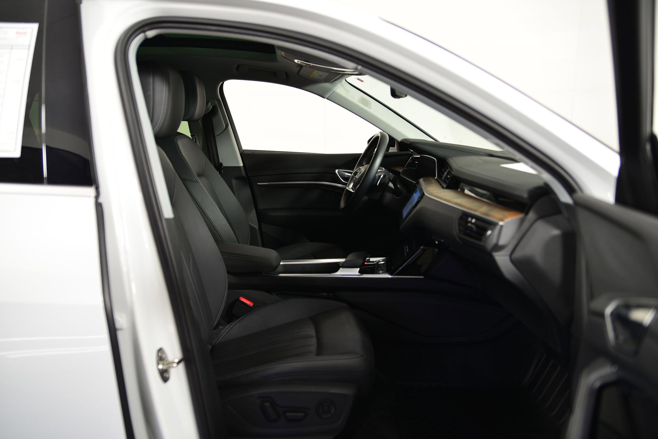 Used 2020 Audi e-tron Premium Plus image 19