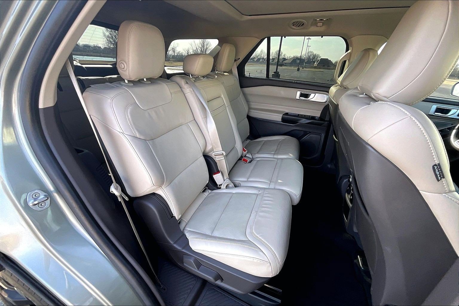 Used 2020 Ford Explorer Platinum w/ Premium Technology Package image 17