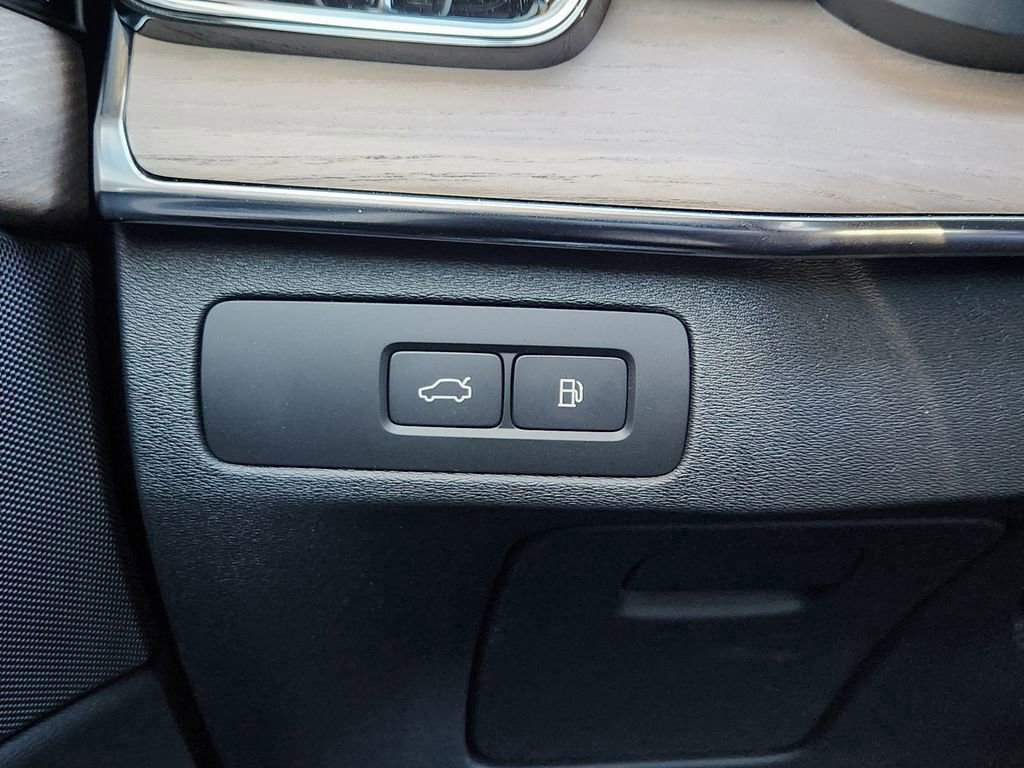 New 2026 Volvo XC90 T8 Plus w/ Protection Package Premier image 11