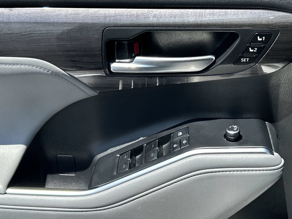 Used 2021 Toyota Highlander Platinum FWD image 24