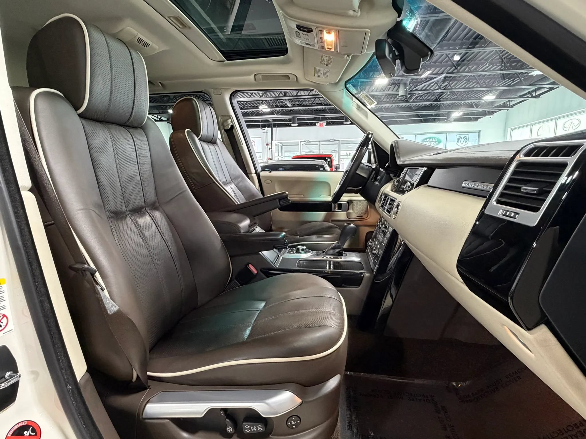 Used 2010 Land Rover Range Rover Supercharged AWD/4WD image 8