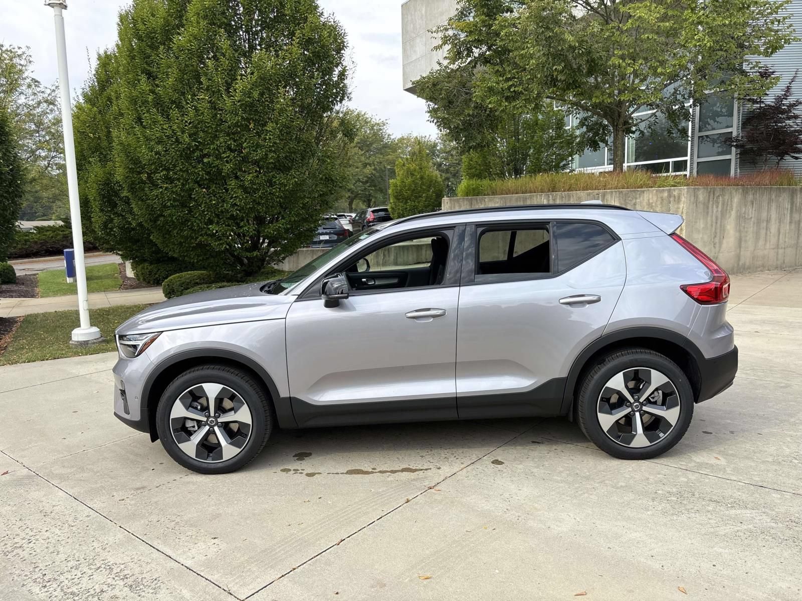 New 2026 Volvo XC40 B5 Plus w/ Protection Package Premier AWD/4WD image 4