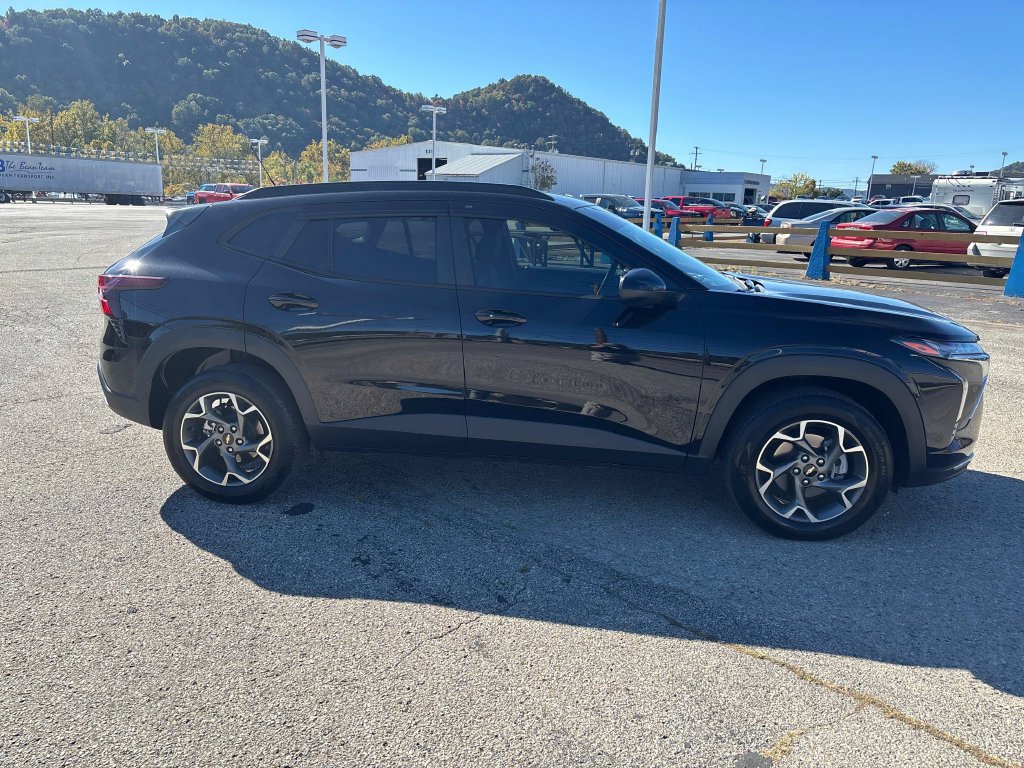 Used 2025 Chevrolet Trax LT w/ Driver Confidence Package FWD image 6