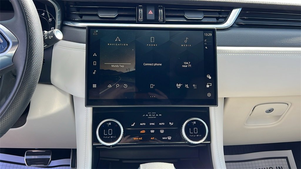 Used 2023 Jaguar F-PACE SVR image 23