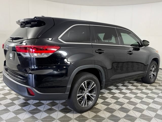 Used 2018 Toyota Highlander Plus FWD video 3