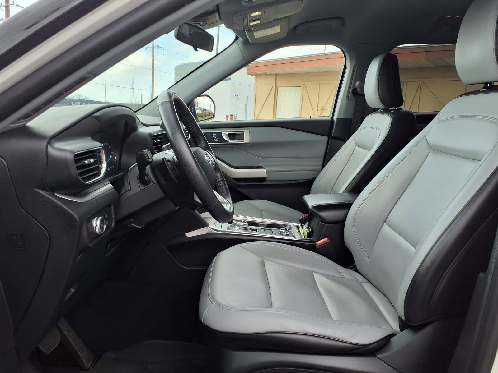 Used 2021 Ford Explorer XLT w/ Equipment Group 202A AWD/4WD image 25