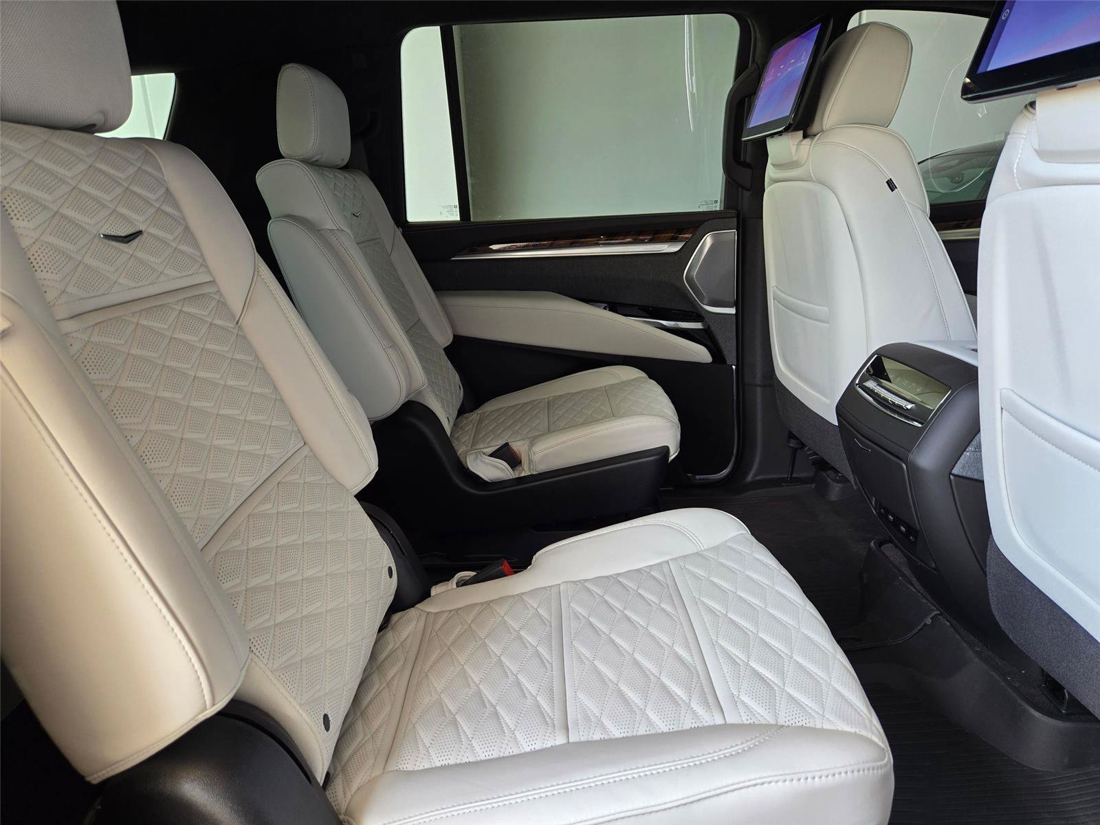New 2026 Cadillac Escalade ESV Platinum Sport w/ LPO, Floor Liner Package AWD/4WD image 32
