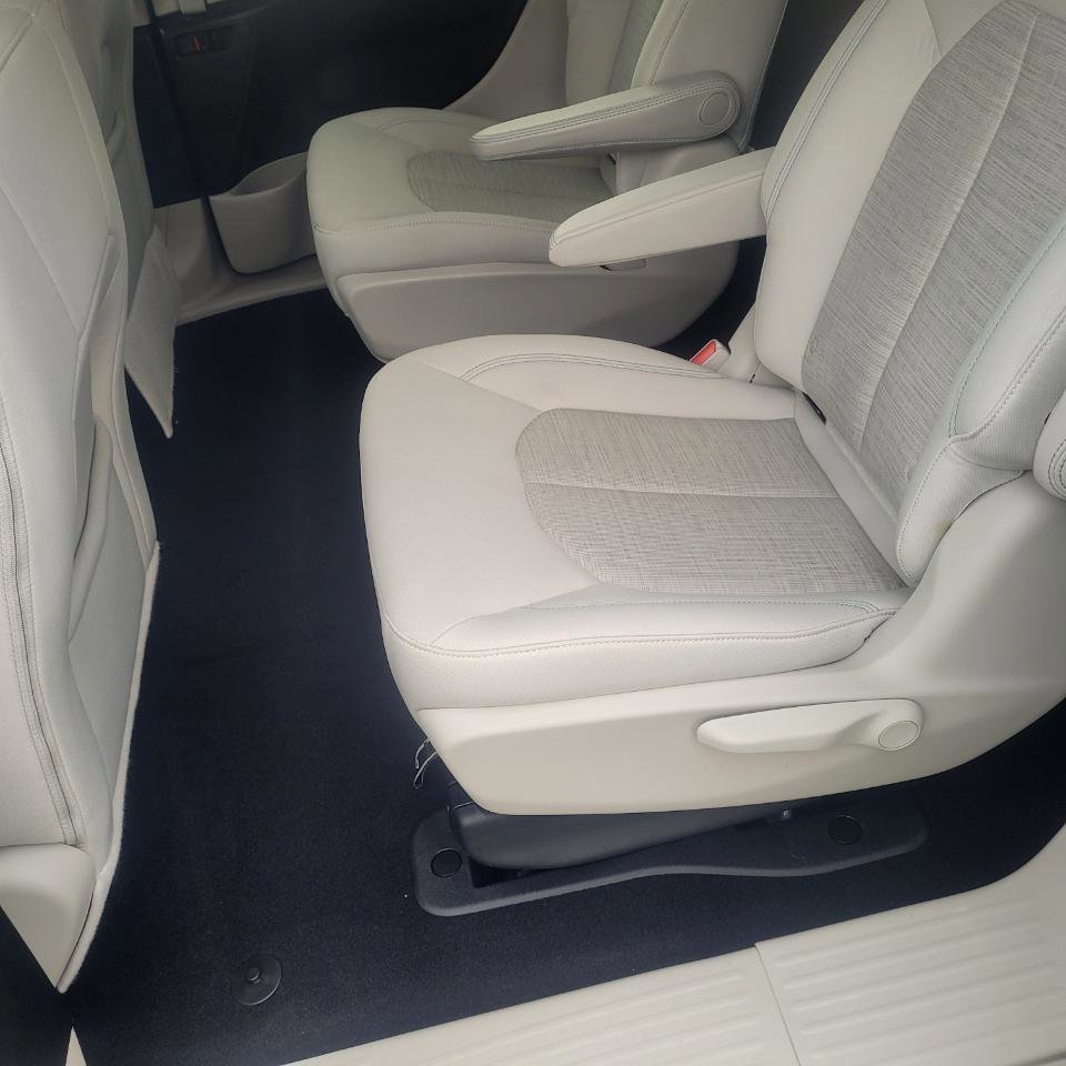 Used 2017 Chrysler Pacifica Touring Plus image 33