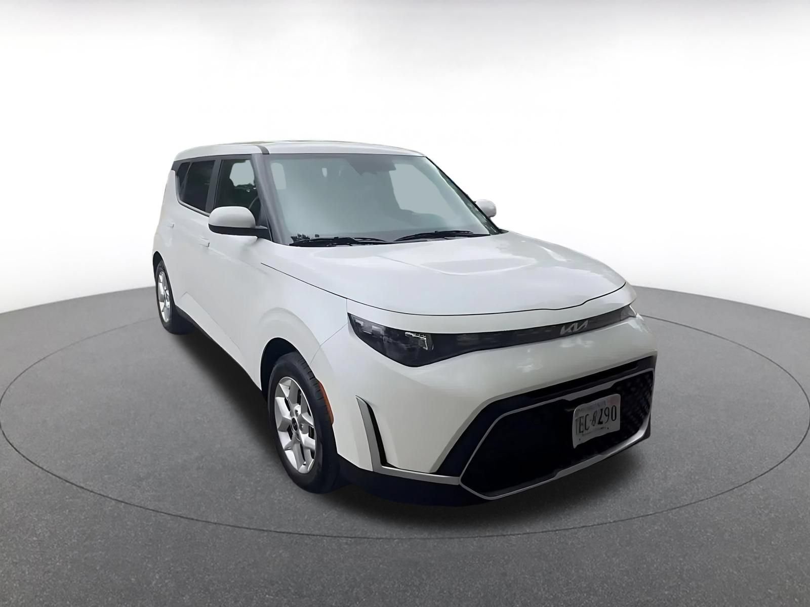 Used 2025 Kia Soul LX w/ LX Technology Package FWD image 3