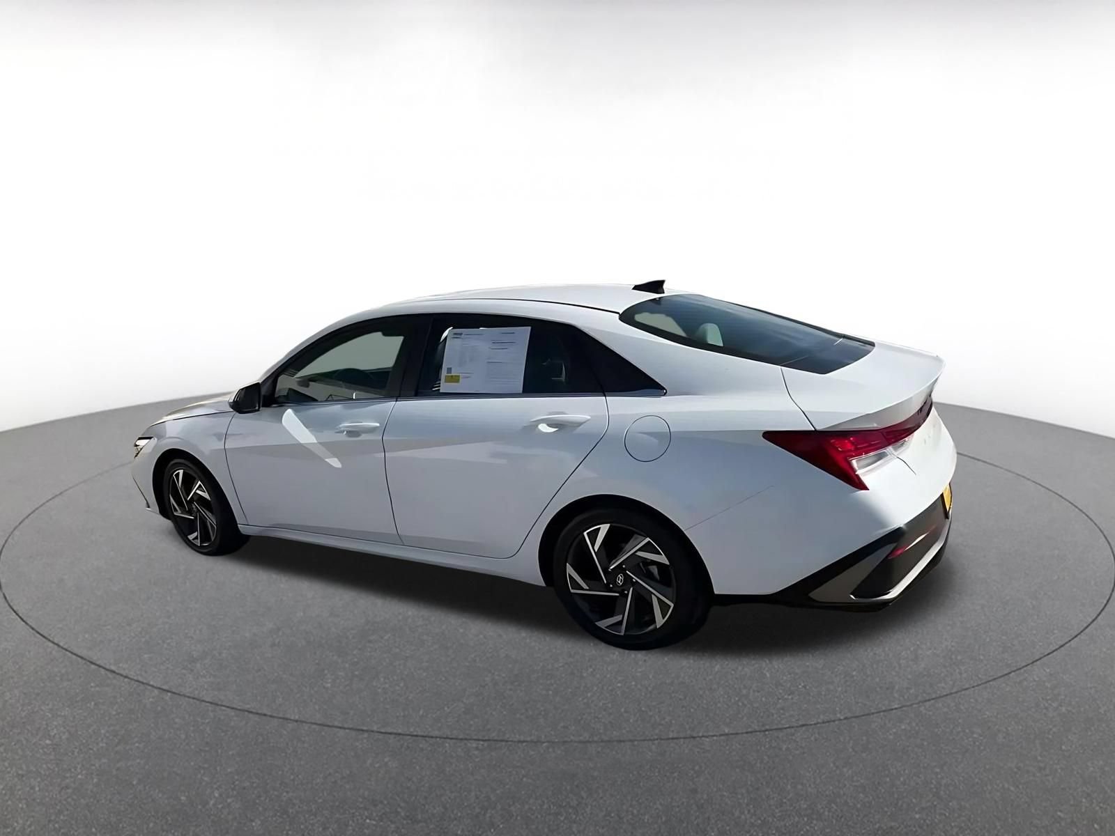 Used 2025 Hyundai Elantra Limited FWD image 9